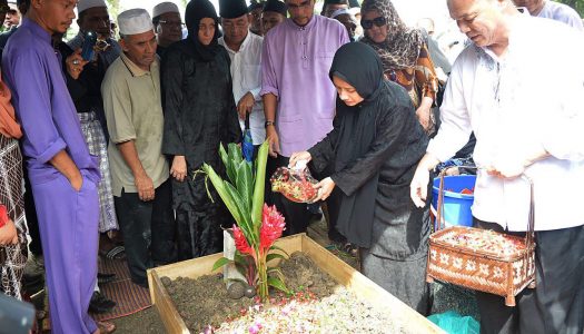 ‘GUGURNYA SEBUTIR BINTANG YANG MEKAR, KINI LAYU DISIRAMI HUJAN, TAN SRI SM SALIM, KENANG DAKU DALAM DOAMU’.