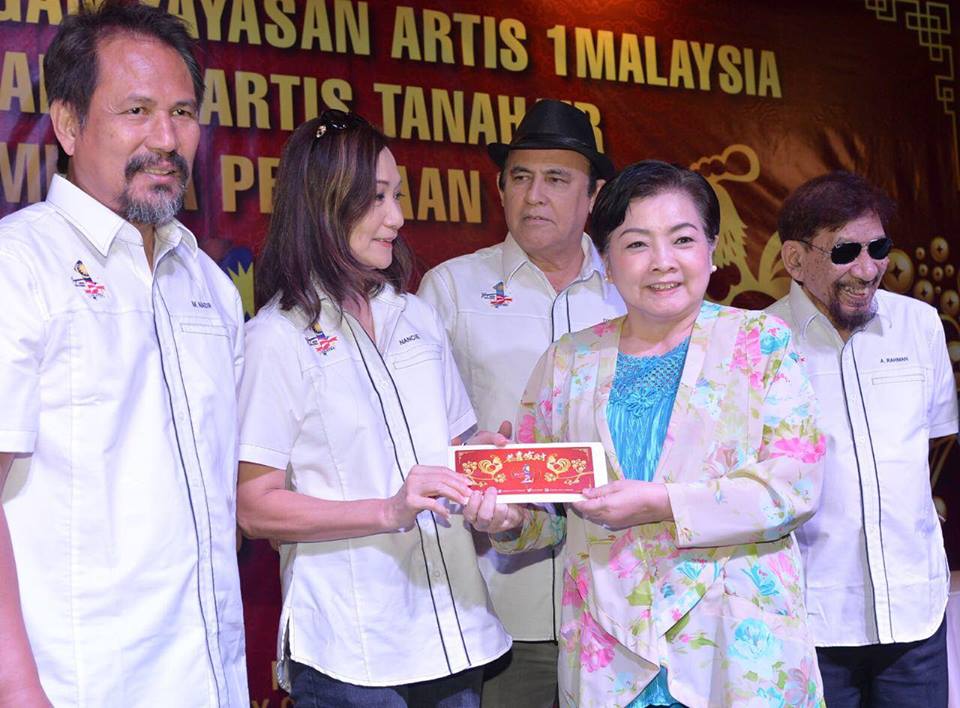 SUMBANGAN YA1M KEPADA ARTIS TANAHAIR SEMPENA TAHUN BARU 