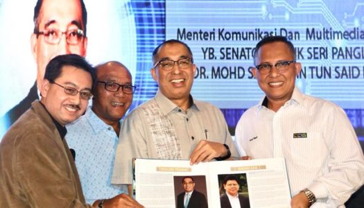 YB MENTERI KKMM SERAH SIJIL PENGAKUAN-SAH INDUSTRI KREATIF