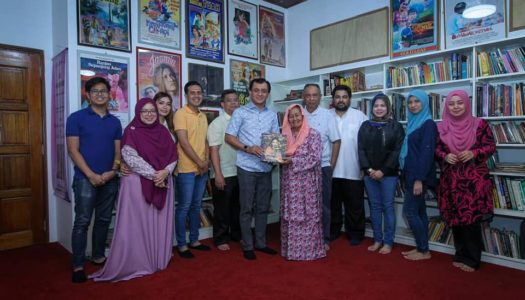 SESI MENANDATANGANI PENYERAHAN BIOGRAFI ‘SUMBANGSIH PRIMADONA: DATO’ ROSNANI JAMIL, DARI SUNGAI GERINGGING KE KOTA LONDON’