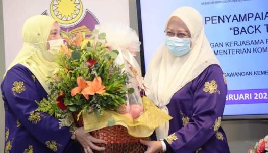 MAJLIS PENYERAHAN BANTUAN PERSEKOLAHAN ANAK-ANAK OLEH YB MENTERI KOMUNIKASI DAN MULTIMEDIA MALAYSIA ANJURAN PUSPANITA CAWANGAN KEMENTERIAN KOMUNIKASI DAN MULTIMEDIA MALAYSIA DENGAN KERJASAMA KELAB SUKAN DAN KEBAJIKAN DIBAWAH KKMM