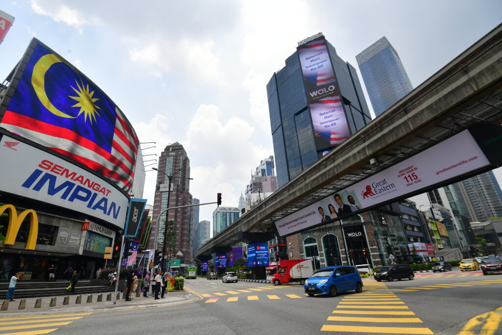 1. Pembangunan mampan adalah impian setiap masyarakat dan negara. Lokasi di Bukit Bintang, Kuala Lumpur.