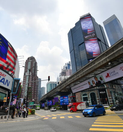 1. Pembangunan mampan adalah impian setiap masyarakat dan negara. Lokasi di Bukit Bintang, Kuala Lumpur.