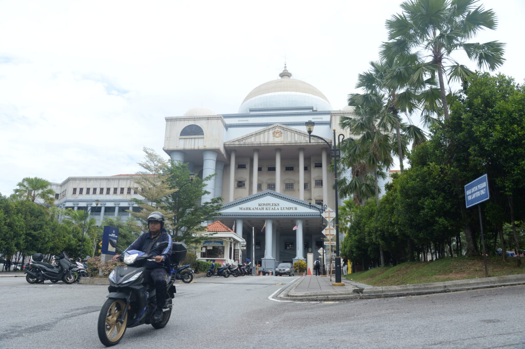 10. Penguatkuasa undang-undang kehakiman di mahkamah. Lokasi di Mahkamah Kuala Lumpur, Kuala Lumpur.