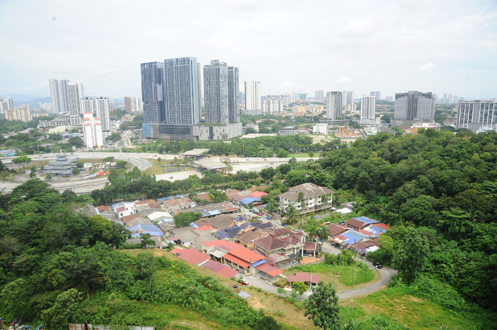 12. Pembangunan yang tidak seimbang diperlukan oleh semua pihak. Lokasi di Pantai Dalam, Kuala Lumpur.