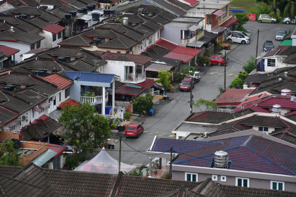 13. Kediaman yang aman dan tersusun menjadi impian setiap penghuni yang inginkan komuniti kejiranan yang sejahtera. Lokasi di Lebuh Raya Sungai Besi - Ulu Kelang (SUKE), Kuala Lumpur.