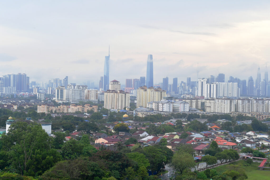 14. Mercu tanda Malaysia yang dikenali dunia menjadikan kebanggaan setiap warga negara. Lokasi di Lokasi di Lebuh Raya Sungai Besi - Ulu Kelang (SUKE), Kuala Lumpur.