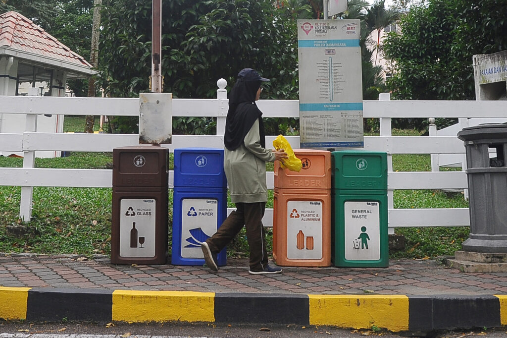 2. Amalan kitar semula merupakan nilai murni. Lokasi di Universiti Malaya, Kuala Lumpur.