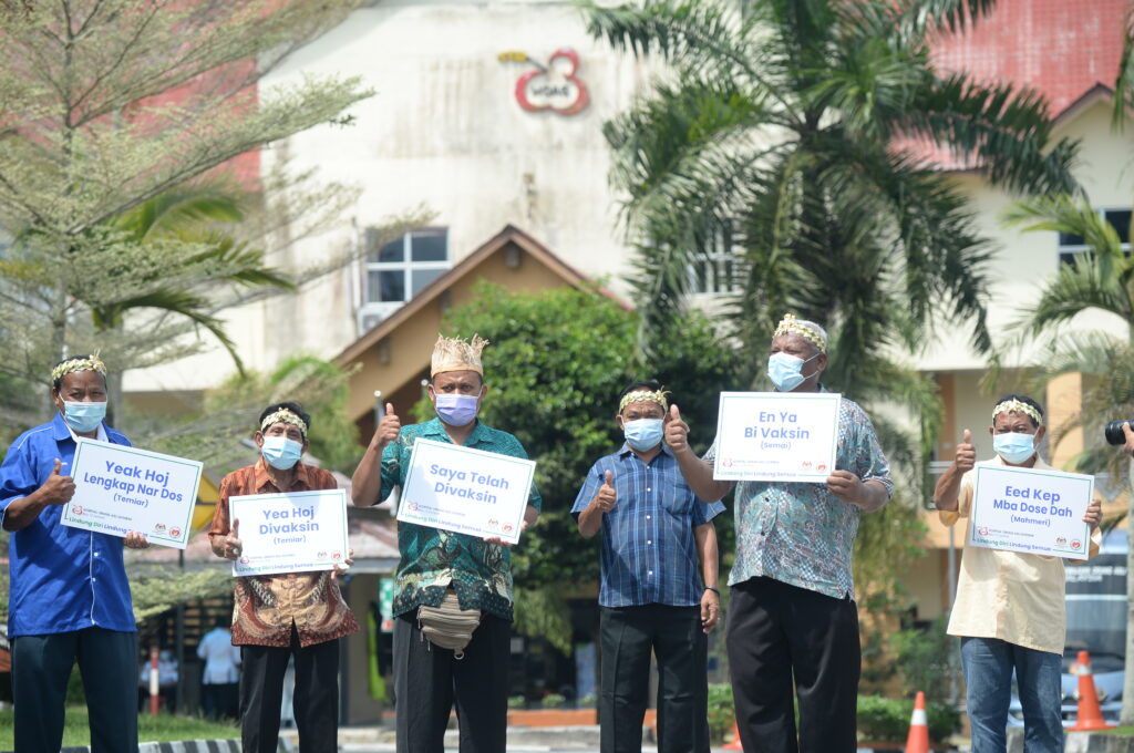5. Pemberian suntikan vaksin untuk kaum orang asli. Lokasi di Hospital Orang Asli, Gombak, Selangor