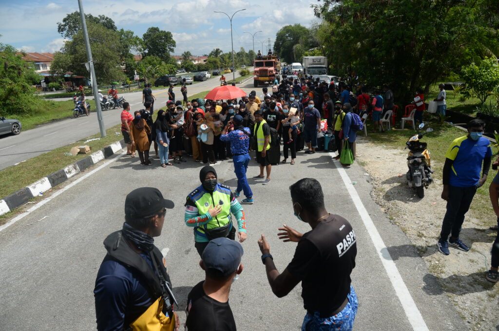 6. Pemberian bantuan akibat sekatan banjir. Lokasi di Kuala Langat, Selangor.